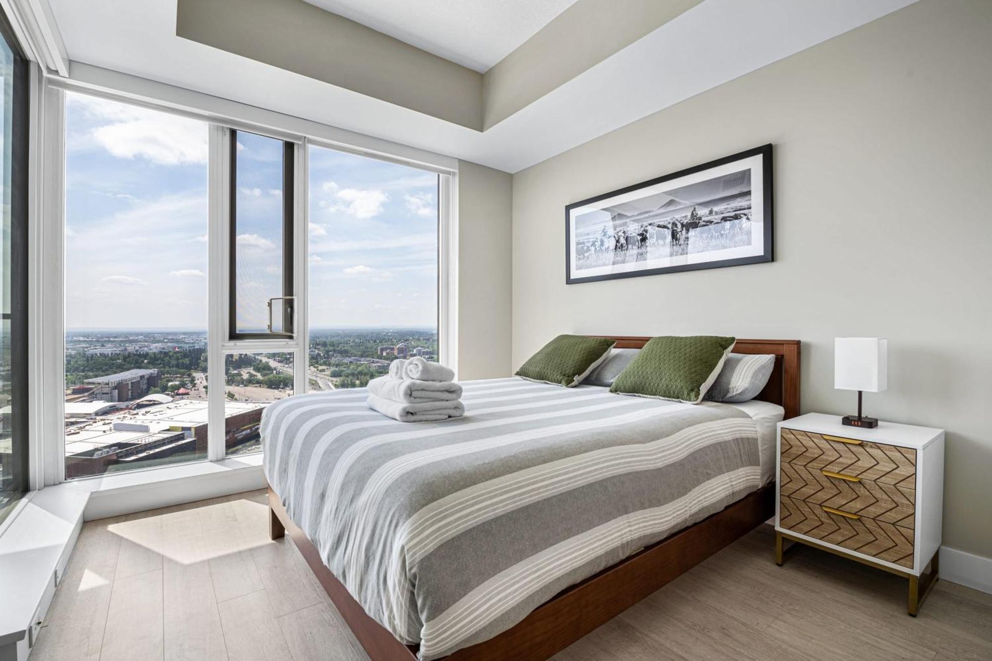 Stampede View Suites: 35th Floor Panorama with Banff Pass Calgary Exterior photo