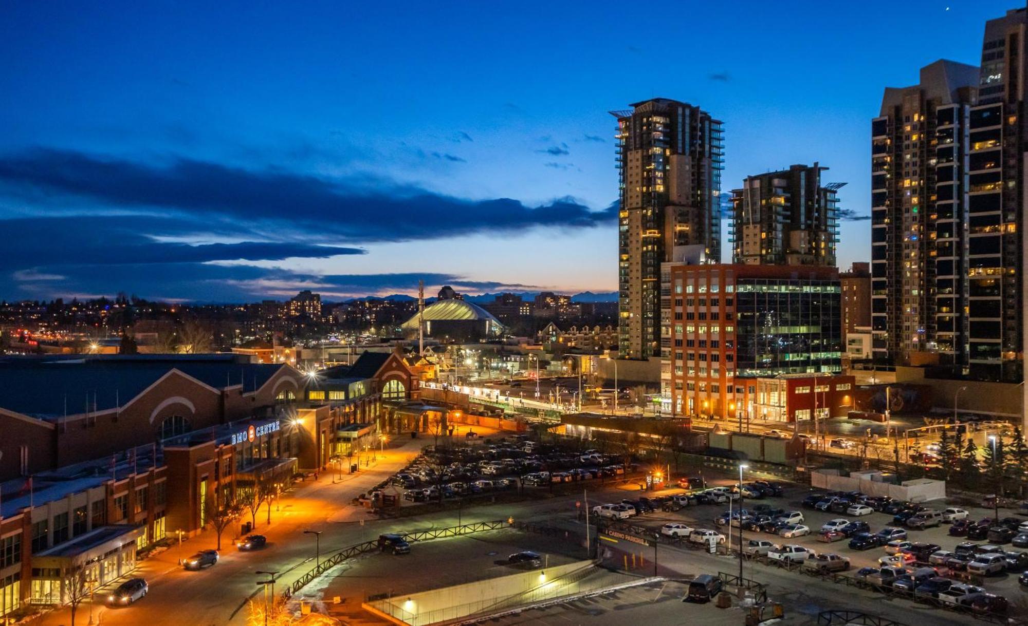 Stampede View Suites: 35th Floor Panorama with Banff Pass Calgary Exterior photo