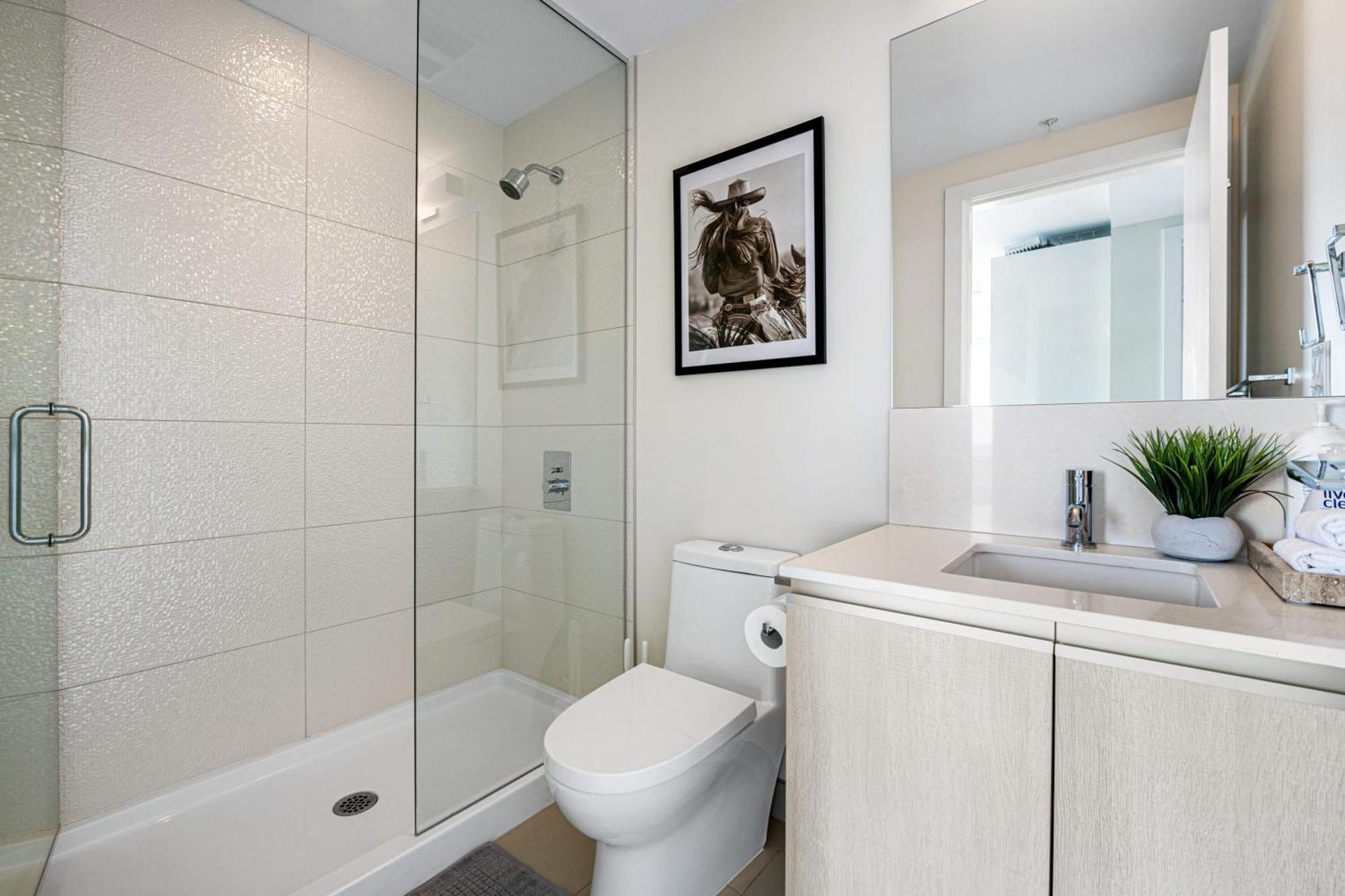 Stampede View Suites: 35th Floor Panorama with Banff Pass Calgary Exterior photo
