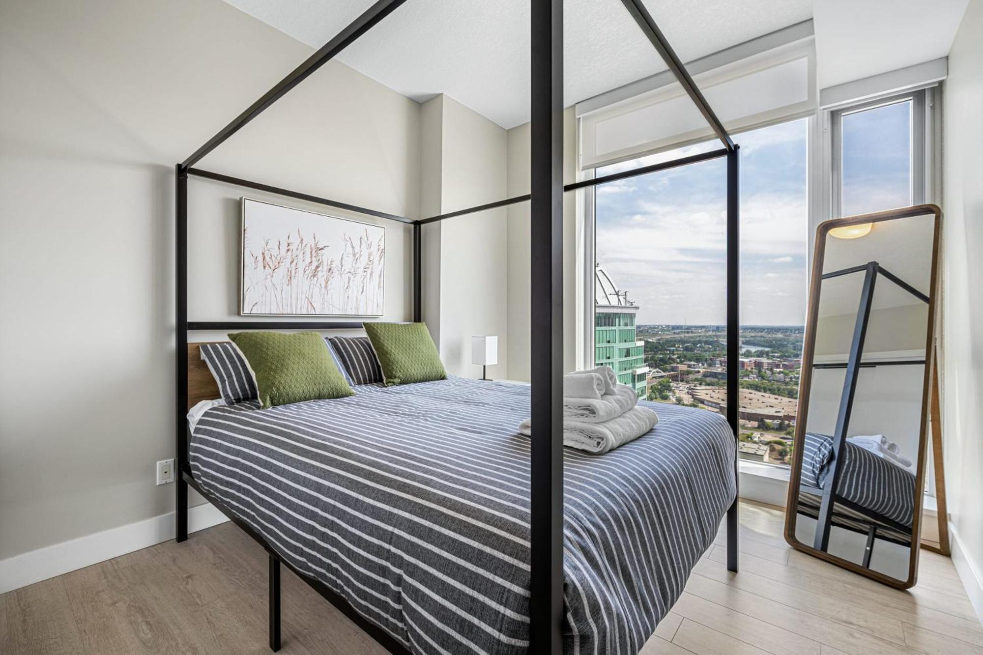Stampede View Suites: 35th Floor Panorama with Banff Pass Calgary Exterior photo