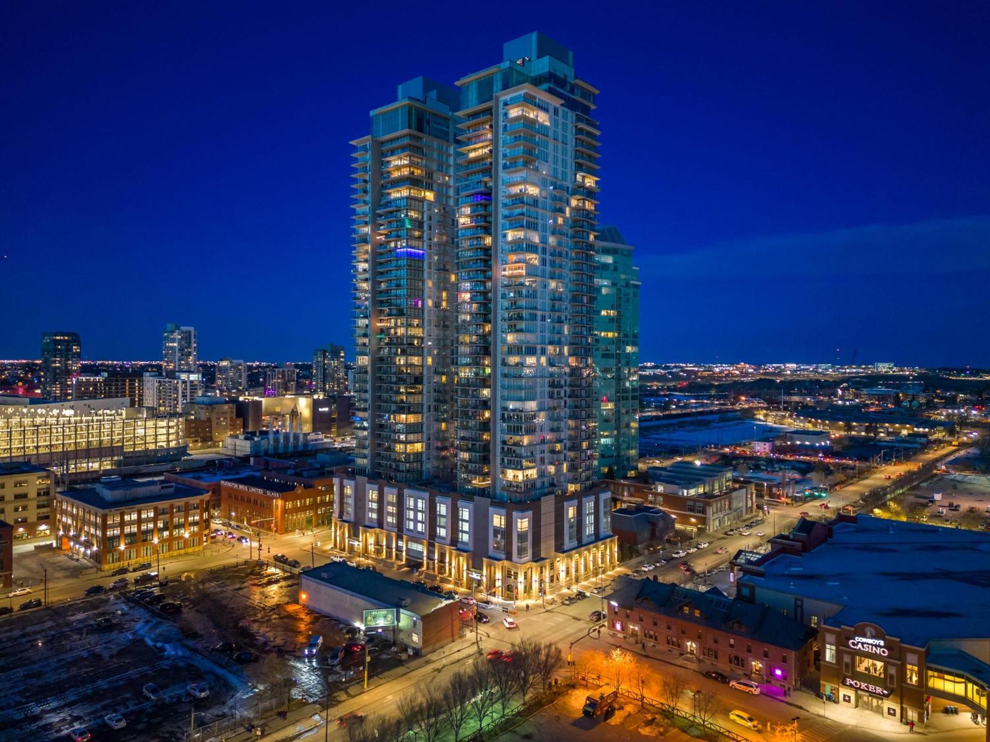 Stampede View Suites: 35th Floor Panorama with Banff Pass Calgary Exterior photo