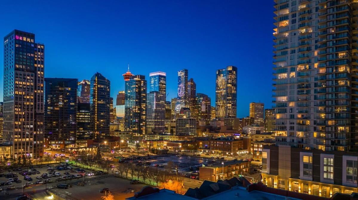 Stampede View Suites: 35th Floor Panorama with Banff Pass Calgary Exterior photo