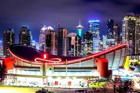 Stampede View Suites: 35th Floor Panorama with Banff Pass Calgary Exterior photo