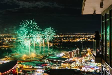 Stampede View Suites: 35th Floor Panorama with Banff Pass Calgary Exterior photo